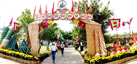 Thu hút hàng ngàn lượt khách tham quan trong ngày đầu tiên