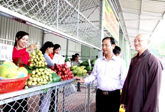 Khai trương điểm bán trái cây phong điền