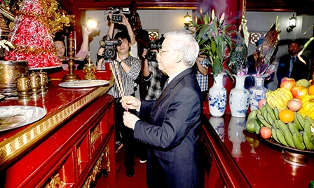 Tổng Bí thư Nguyễn Phú Trọng dâng hương tưởng niệm các Vua Hùng