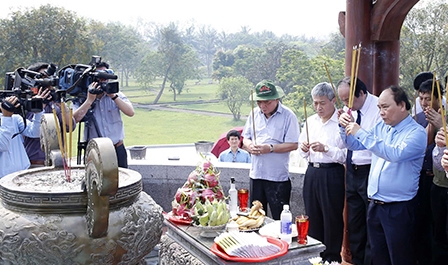 THỦ TƯỚNG NGUYỄN XUÂN PHÚC DÂNG HƯƠNG, DÂNG HOA TƯỞNG NHỚ CÁC ANH HÙNG LIỆT SĨ TẠI QUẢNG TRỊ