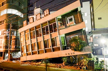 Lực lượng cứu hộ chạy đua với thời gian