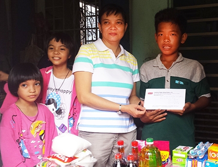 Trao tiền từ thiện