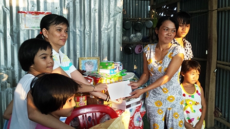 Trao tiền từ thiện