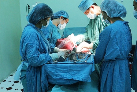 Phẫu thuật thành công khối u xơ tử cung khổng lồ gần 8kg