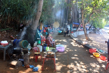 Tăng cường kiểm tra các cơ sở 
kinh doanh thực phẩm, ăn uống