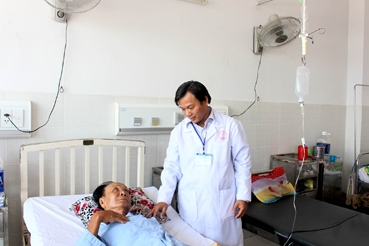Cứu sống cụ ông bị xương cá đâm thủng ruột
