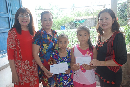 Trao tiền từ thiện