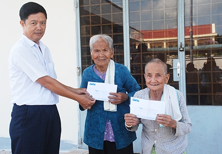 Trao tiền từ thiện