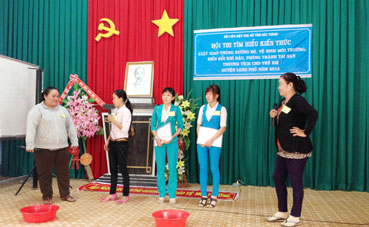 នារីជាមួយនឹងចលនា"ទូទាំងប្រជាជនការពារសន្តិសុខមាតុប្រទេស"