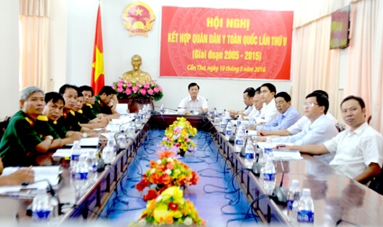 Kết hợp quân, dân y, góp phần giữ vững trật tự, 
ổn định các vùng biên giới, hải đảo