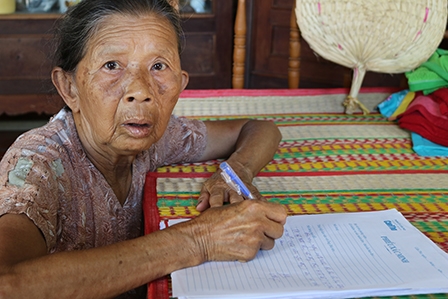 Trao tiền từ thiện