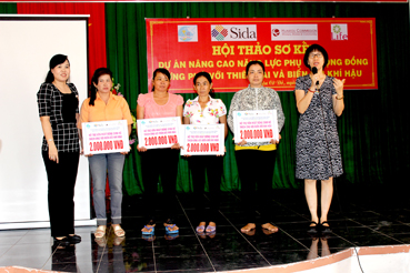 Đồng hành cùng phụ nữ nông thôn
trong hội nhập và phát triển