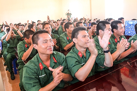 Tăng cường giáo dục chính trị 
trong lực lượng vũ trang