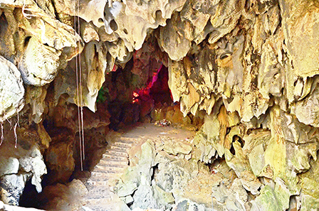 Thám hiểm hang động quanh “nhà” Thạch Sanh