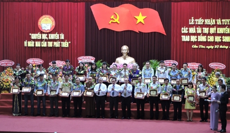 Trao học bổng tiếp sức mùa thi
cho 250 học sinh nghèo, hiếu học