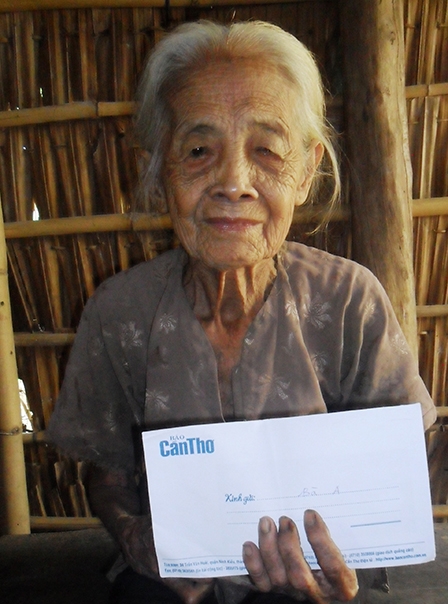 Trao tiền từ thiện