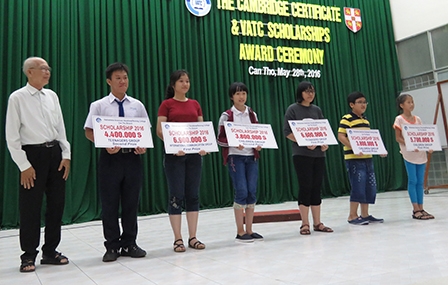 Trao học bổng VATC và chứng chỉ CAMBRIDGE năm 2016
cho học sinh xuất sắc