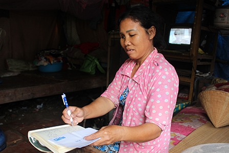 Trao tiền từ thiện