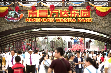 Người giàu nhất Trung Quốc tuyên chiến với Disney