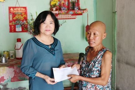 Trao tiền từ thiện