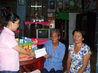 Trao tiền từ thiện