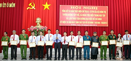 Nhân rộng những điển hình
học tập và làm theo Bác