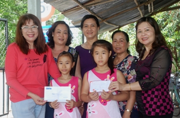 Trao tiền từ thiện