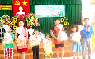 TRAO 40 SUẤT HỌC BỔNG CHO TRẺ EM CÓ HOÀN CẢNH KHÓ KHĂN