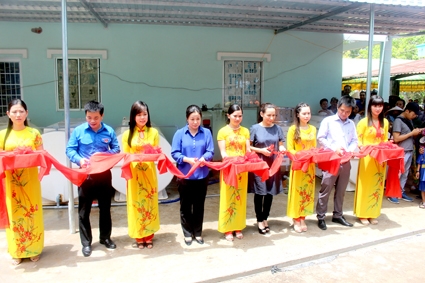 Trao 10 máy lọc nước mặn thành nước ngọt cho người nghèo vùng hạn, mặn