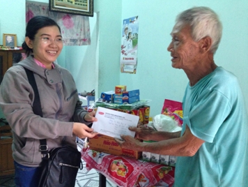 Trao tiền từ thiện