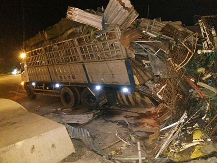 Xe tải mất thắng tuột dốc,
gây va chạm liên hoàn