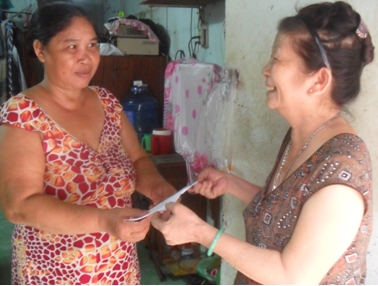 Trao tiền từ thiện