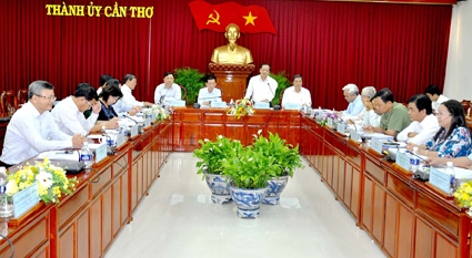 THÔNG QUA ĐIỀU CHỈNH QUY HOẠCH PHÁT TRIỂN
KINH TẾ - XÃ HỘI 4 QUẬN, HUYỆN