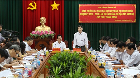 ĐOÀN CÔNG TÁC TRƯỞNG CƠ QUAN ĐẠI DIỆN VIỆT NAM
TẠI NƯỚC NGOÀI LÀM VIỆC VỚI BAN CHỈ ĐẠO TÂY NAM BỘ
