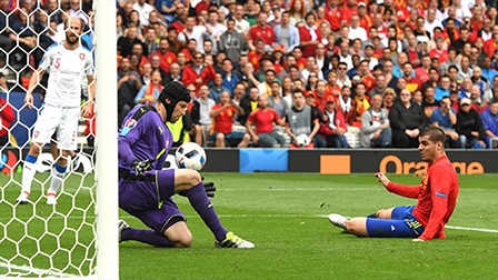 Tây Ban Nha- Cộng hòa Séc: 1-0<br>
Chiến thắng toát mồ hôi!