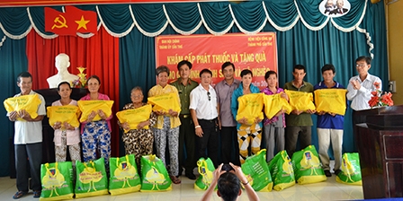 Khám bệnh, tặng quà cho 300 người nghèo,
khó khăn xã Xuân Thắng