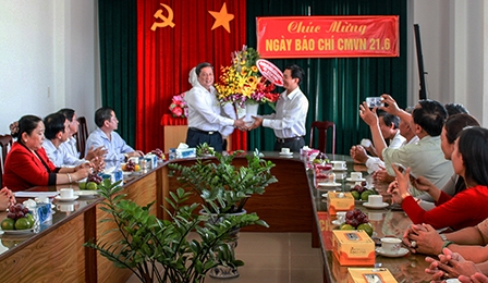 LÃNH ĐẠO TP CẦN THƠ THĂM, CHÚC MỪNG CÁC CƠ QUAN BÁO CHÍ