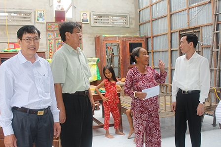 THĂM HỎI, ĐỘNG VIÊN VÀ HỖ TRỢ GIA ĐÌNH ẢNH HƯỞNG THIÊN TAI TẠI HUYỆN CỜ ĐỎ VÀ VĨNH THẠNH