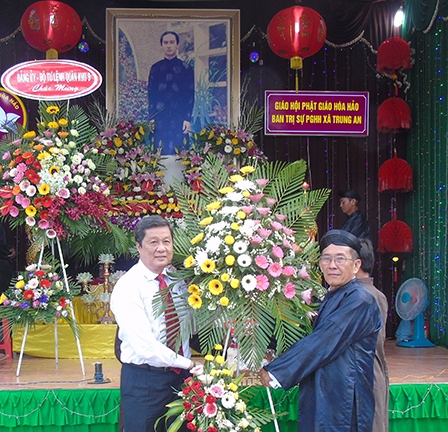 LÃNH ĐẠO THÀNH PHỐ CHÚC MỪNG NGÀY KHAI SÁNG ĐẠO PHẬT GIÁO HÒA HẢO