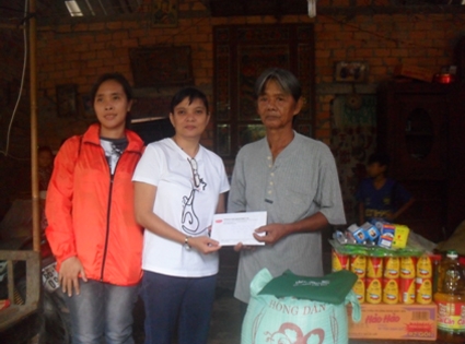 Trao tiền từ thiện