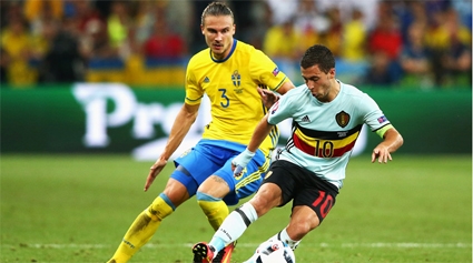 Bàn thắng muộn của Nainggolan đưa Bỉ đi tiếp