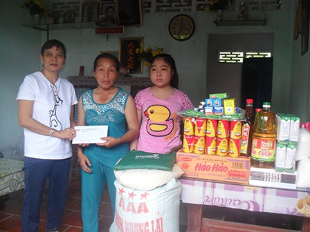 Trao tiền từ thiện