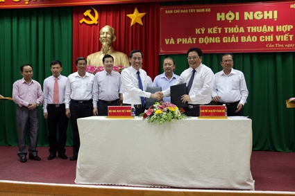 Ký kết Bản ghi nhớ hợp tác giữa 
Ban Chỉ đạo Tây Nam bộ và Hội Nhà báo Việt Nam