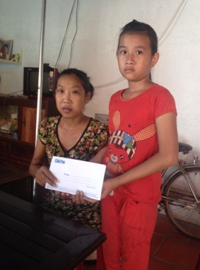 Trao tiền từ thiện