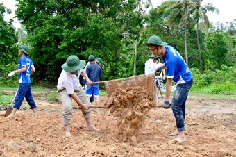 ĐOÀN SINH VIÊN TRƯỜNG ĐẠI HỌC CẦN THƠ RA QUÂN TÌNH NGUYỆN TẠI XÃ ĐẢO NAM DU