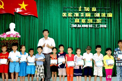 Trao quà cho học sinh nghèo, hoàn cảnh khó khăn
