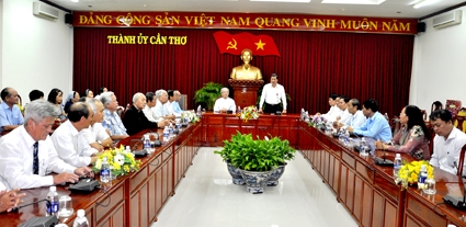 ĐOÀN CÔNG TÁC CỦA ỦY BAN ĐOÀN KẾT CÔNG GIÁO VIỆT NAM THĂM THÀNH ỦY CẦN THƠ