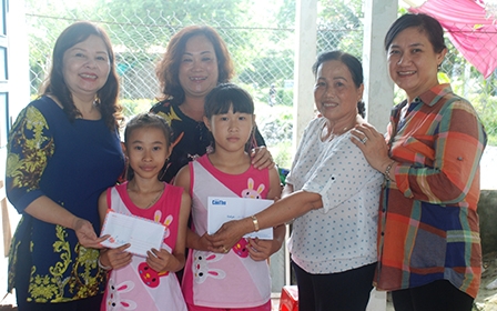 Trao tiền từ thiện