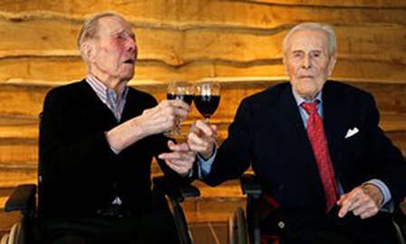 Cặp song sinh nam thọ nhất thế giới mừng sinh nhật 103 tuổi