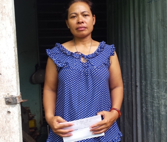 Trao tiền từ thiện